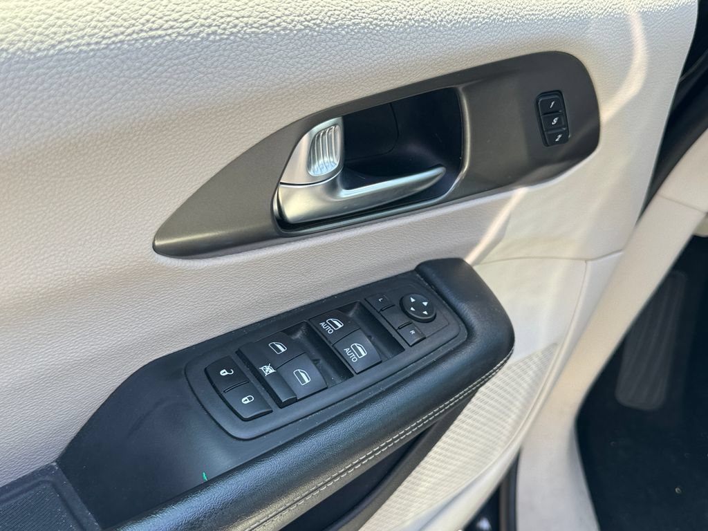 Used 2023 Chrysler Pacifica Touring-L FWD image 9
