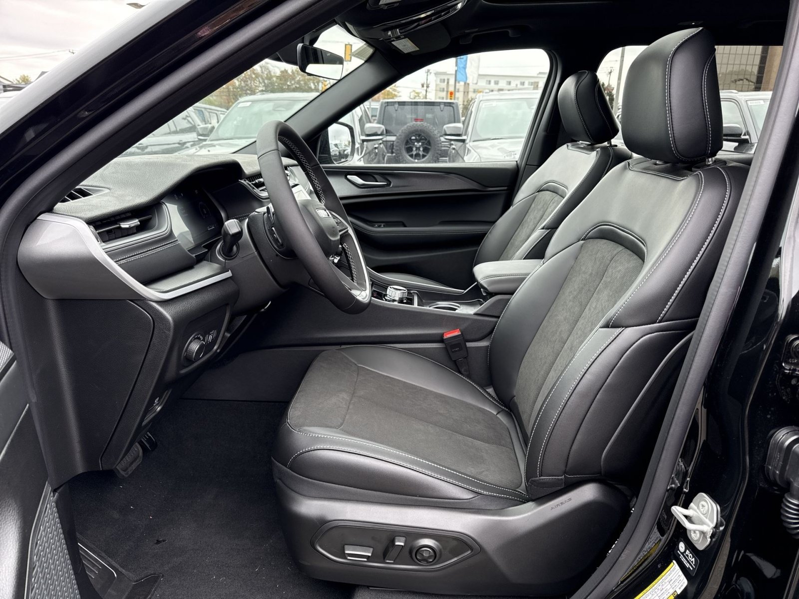 New 2025 Jeep Grand Cherokee L Altitude AWD/4WD image 13
