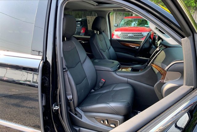 Used 2017 Cadillac Escalade ESV Luxury AWD/4WD image 6