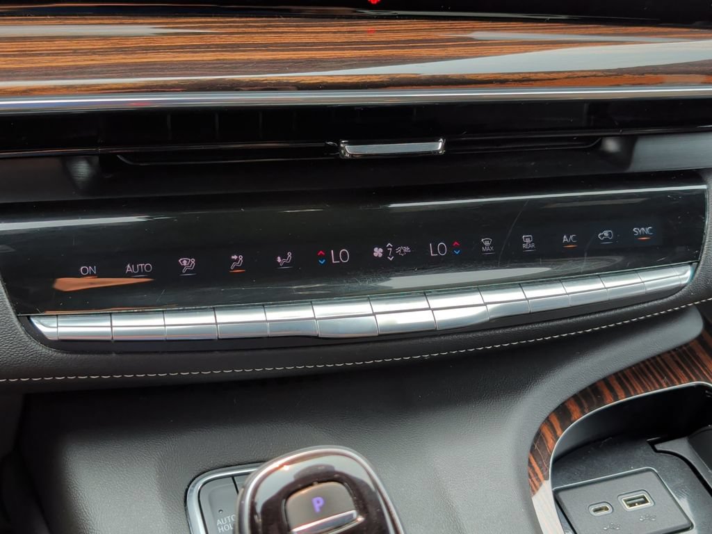 Used 2021 Cadillac Escalade Premium Luxury AWD/4WD image 23
