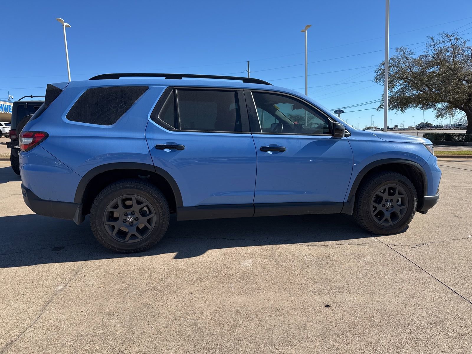 Used 2025 Honda Pilot TrailSport image 8