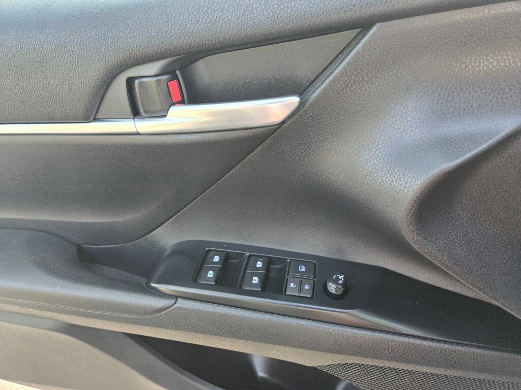 Used 2020 Toyota Camry SE FWD image 15