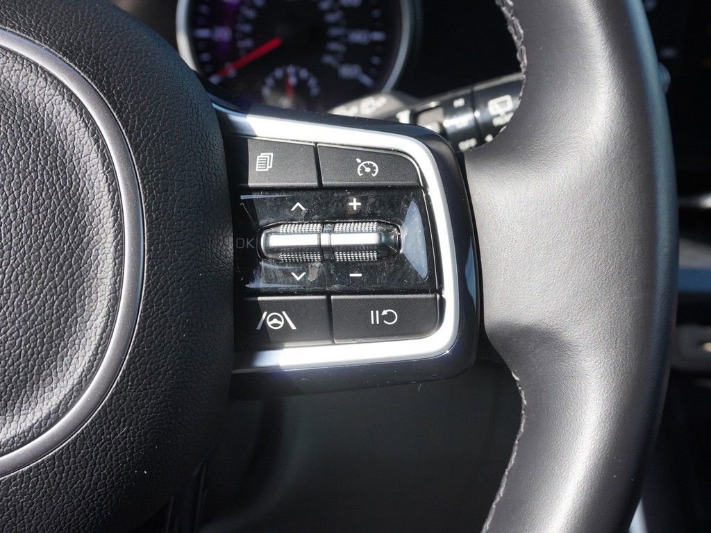 Used 2023 Kia Carnival LX image 40