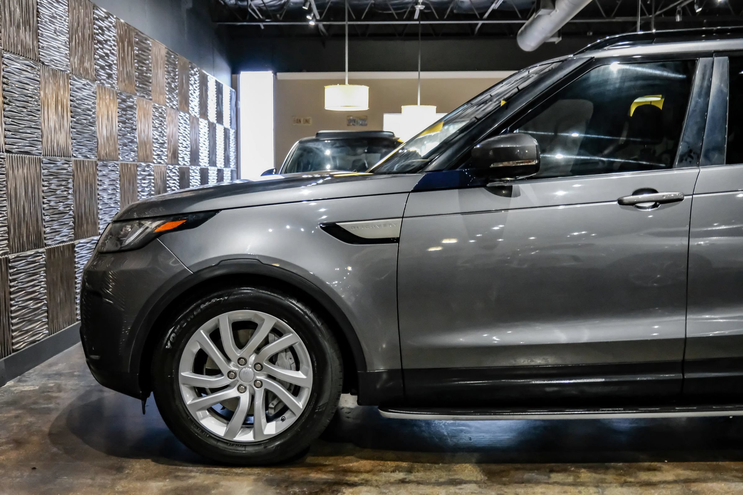 Used 2018 Land Rover Discovery SE AWD/4WD image 13