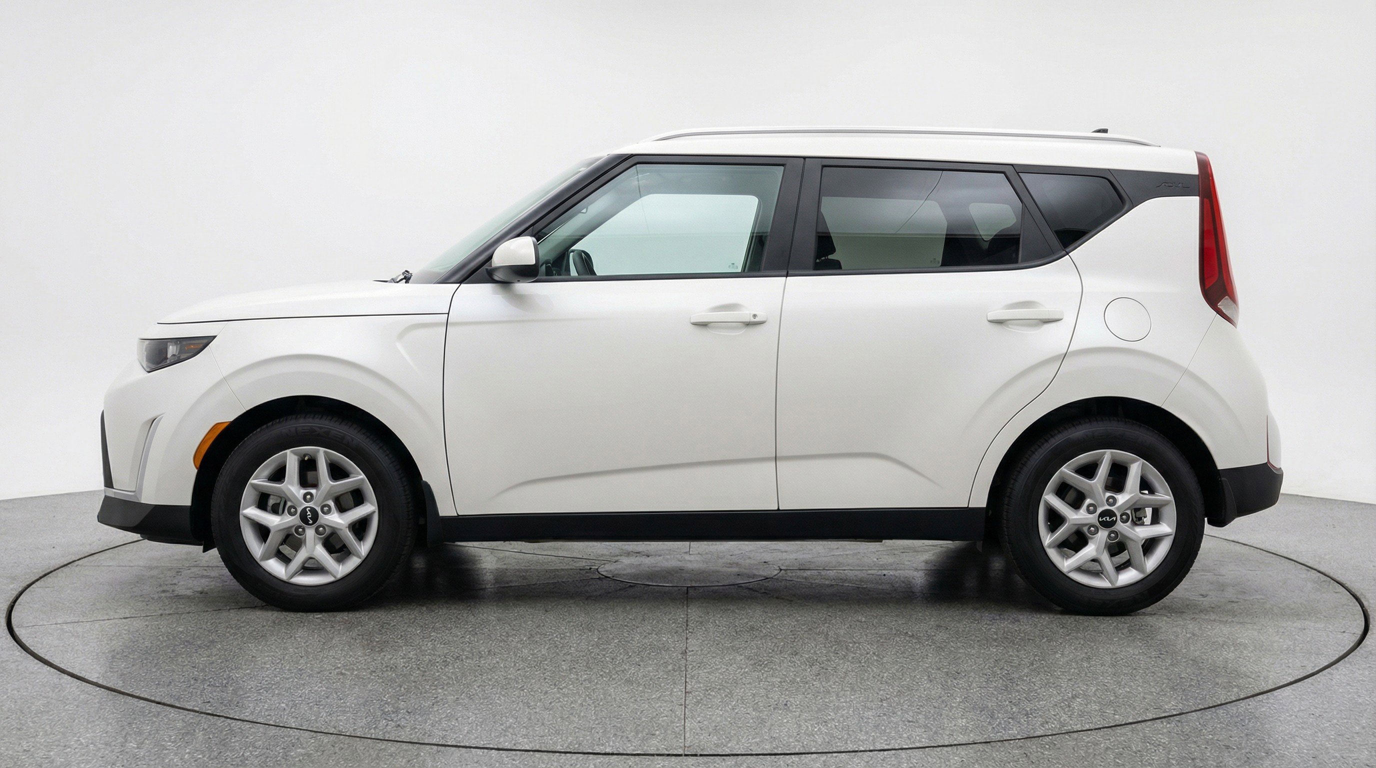 Used 2025 Kia Soul LX w/ LX Technology Package FWD image 5