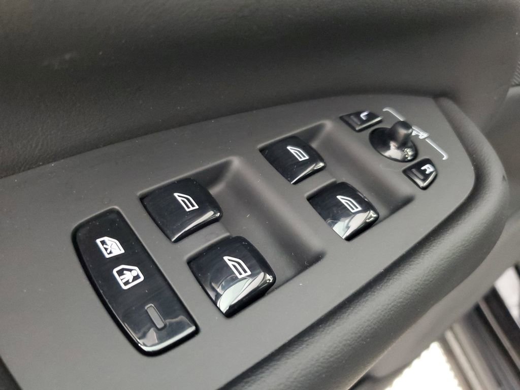 Certified 2025 Volvo XC90 B5 Core AWD/4WD image 21