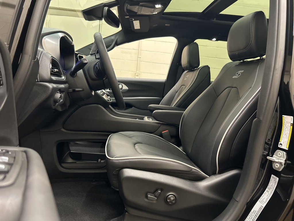 New 2026 Chrysler Pacifica Limited image 7