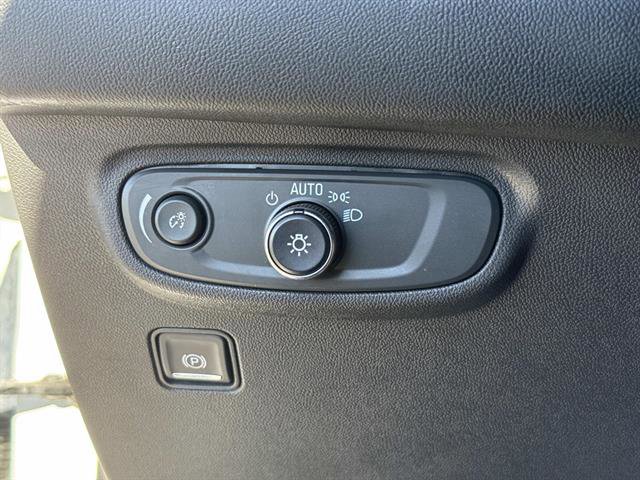 Used 2023 GMC Terrain SLE w/ Driver Convenience Package image 27