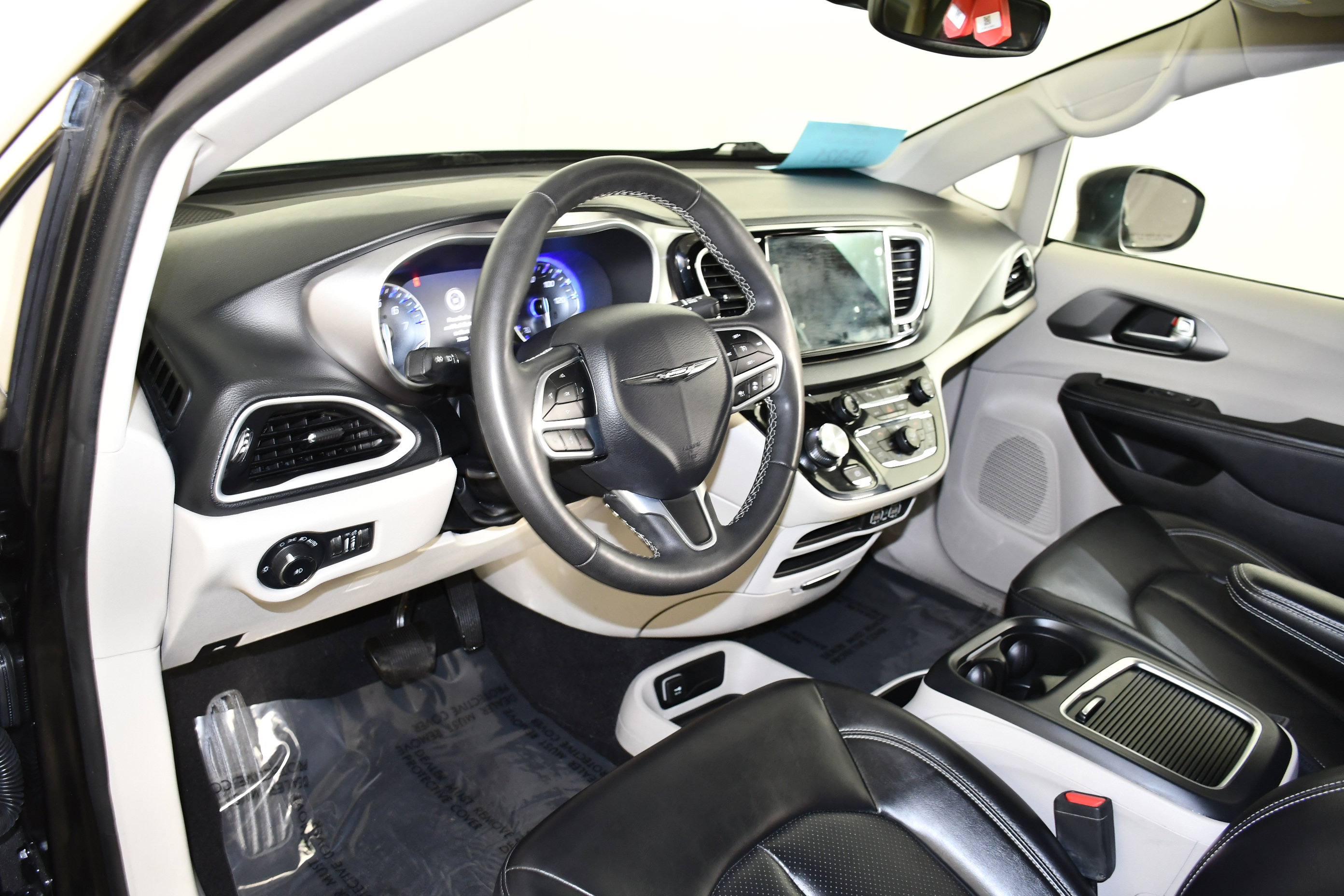 Used 2023 Chrysler Pacifica Touring-L image 37