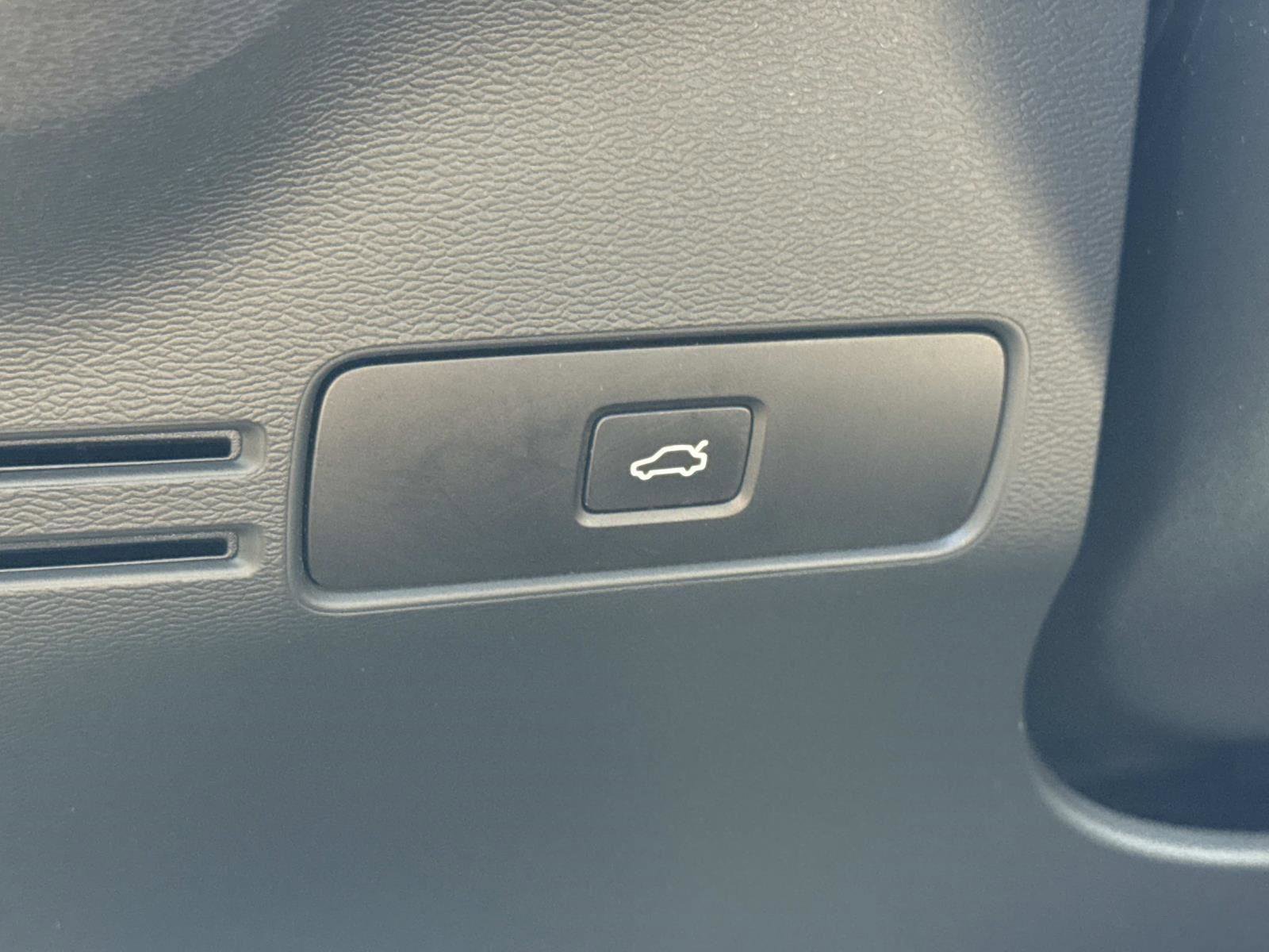 Used 2024 Volvo XC40 B5 Plus w/ Protection Package Premier image 13