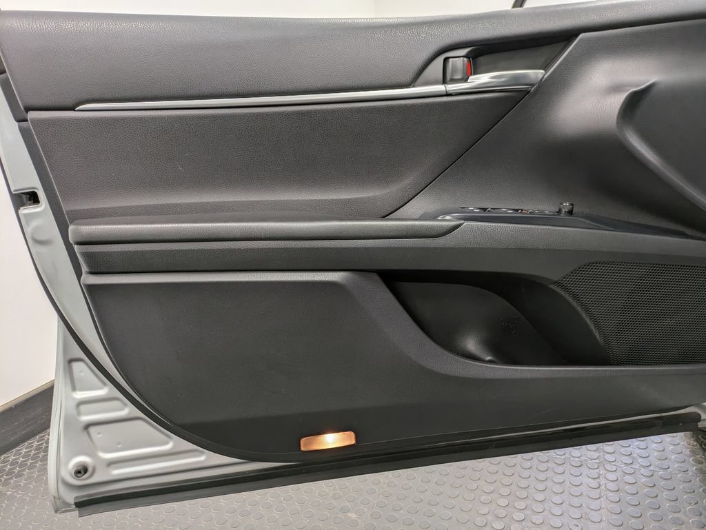 Used 2018 Toyota Camry SE FWD image 8