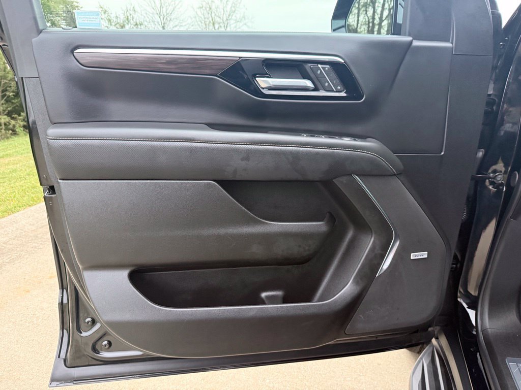 Used 2026 Chevrolet Suburban Premier AWD/4WD image 26