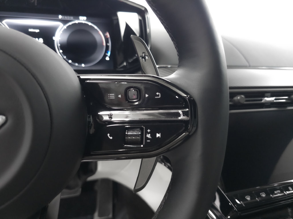 Used 2025 Aston Martin V8 Vantage Coupe RWD image 15