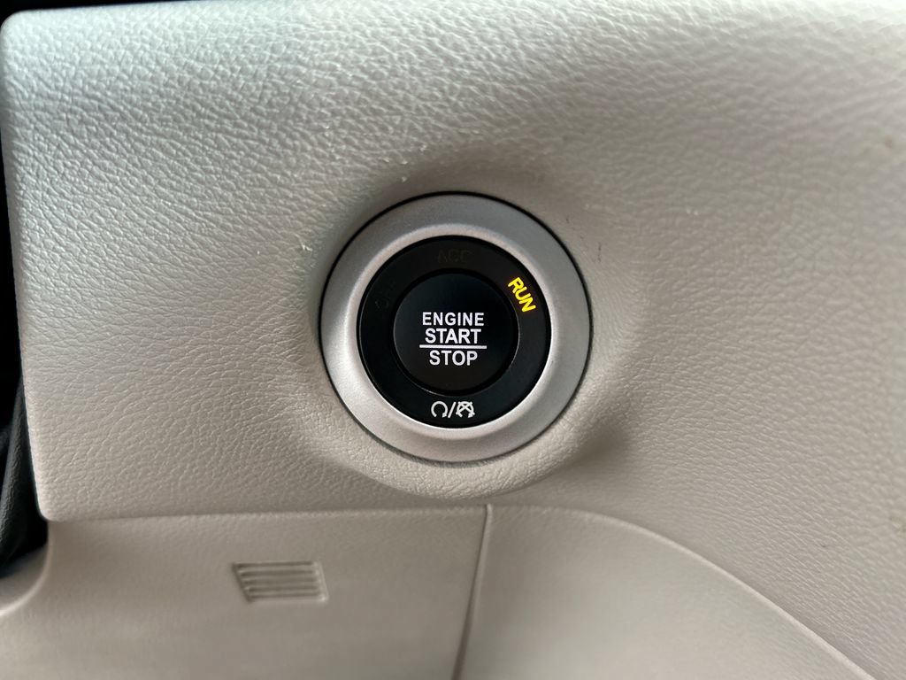 Used 2023 Chrysler Pacifica Touring-L FWD image 27