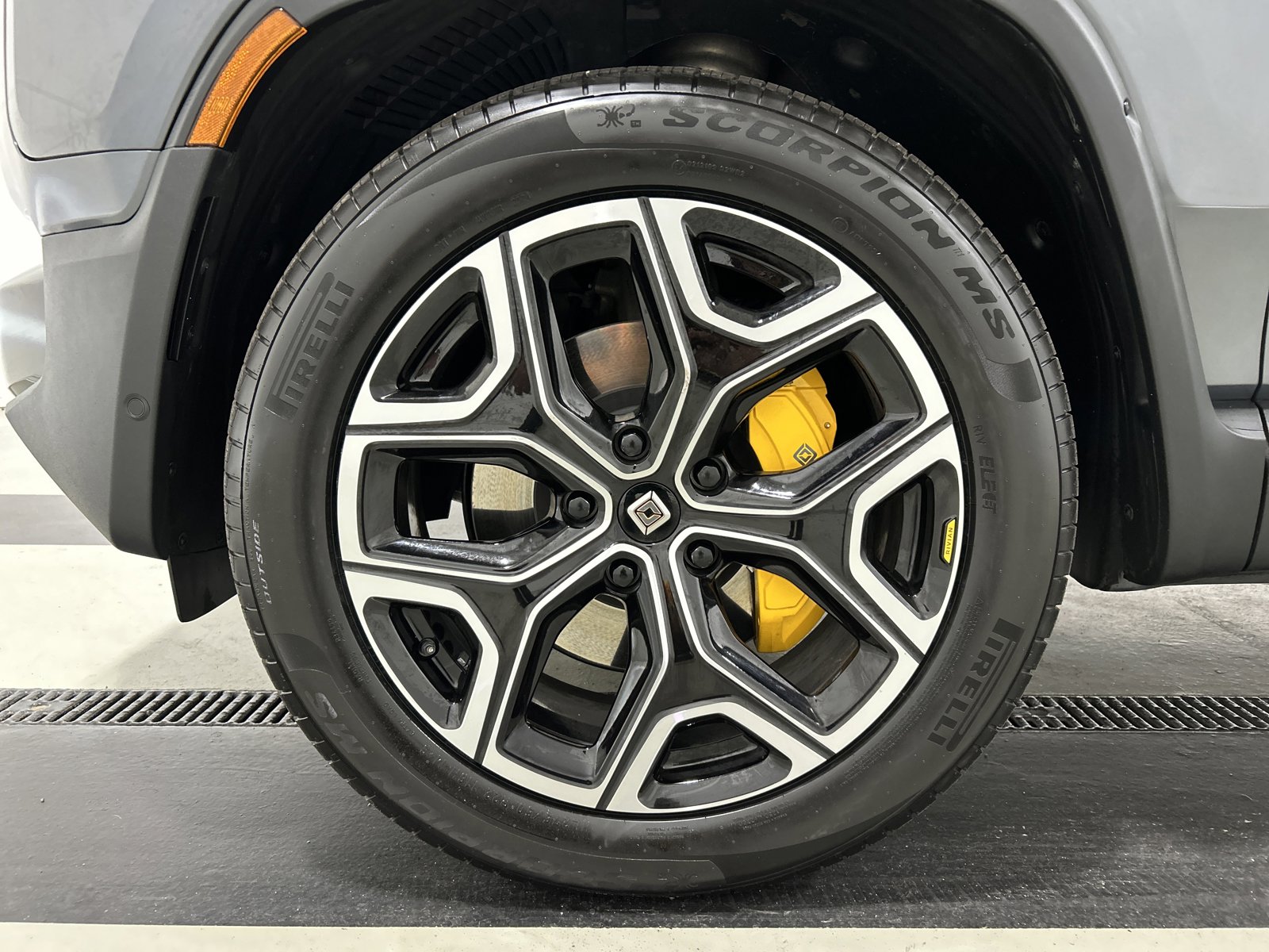 Used 2024 Rivian R1S Adventure AWD/4WD image 9