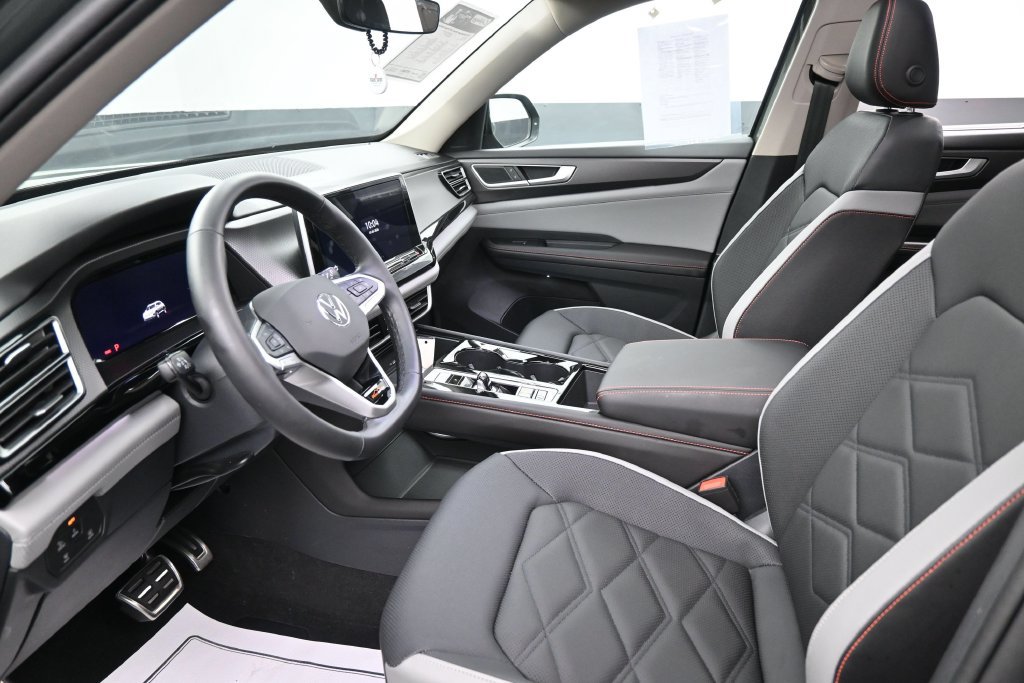 Used 2025 Volkswagen Atlas Peak Edition SE AWD/4WD image 22