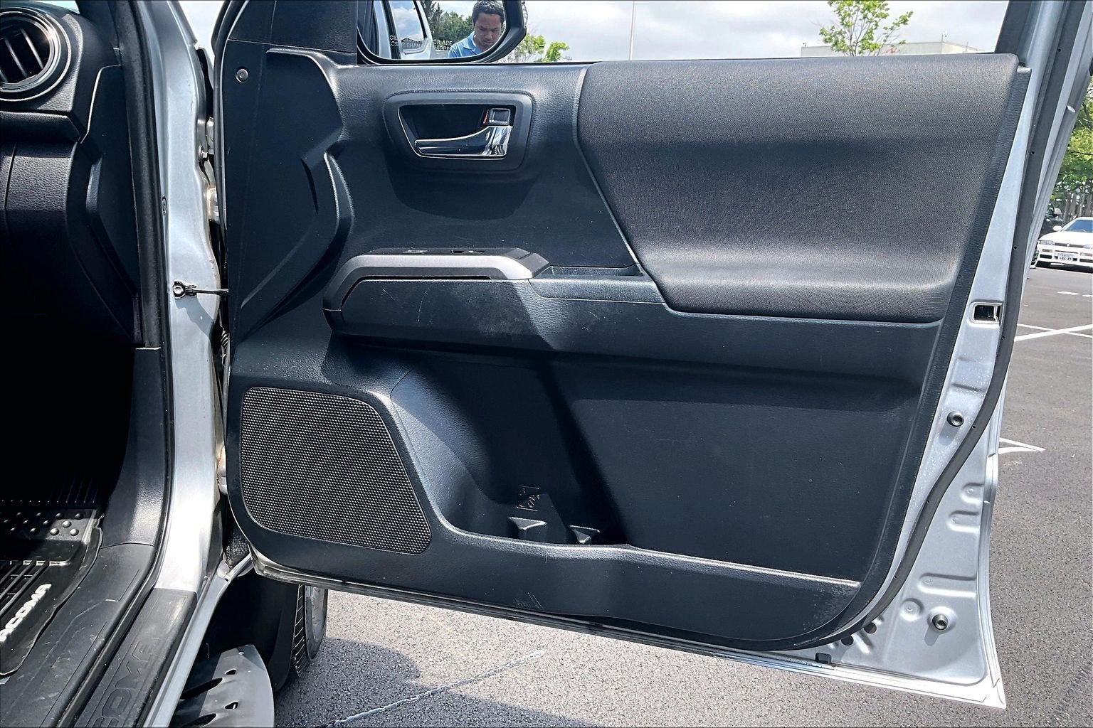 Used 2018 Toyota Tacoma TRD Sport AWD/4WD image 21