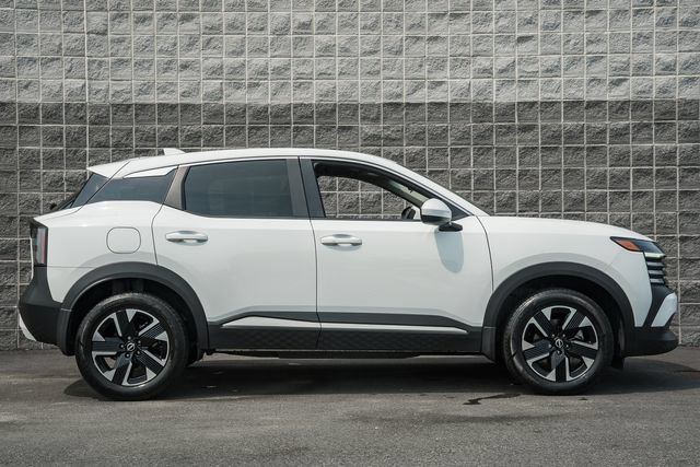 Used 2025 Nissan Kicks SV AWD/4WD image 4