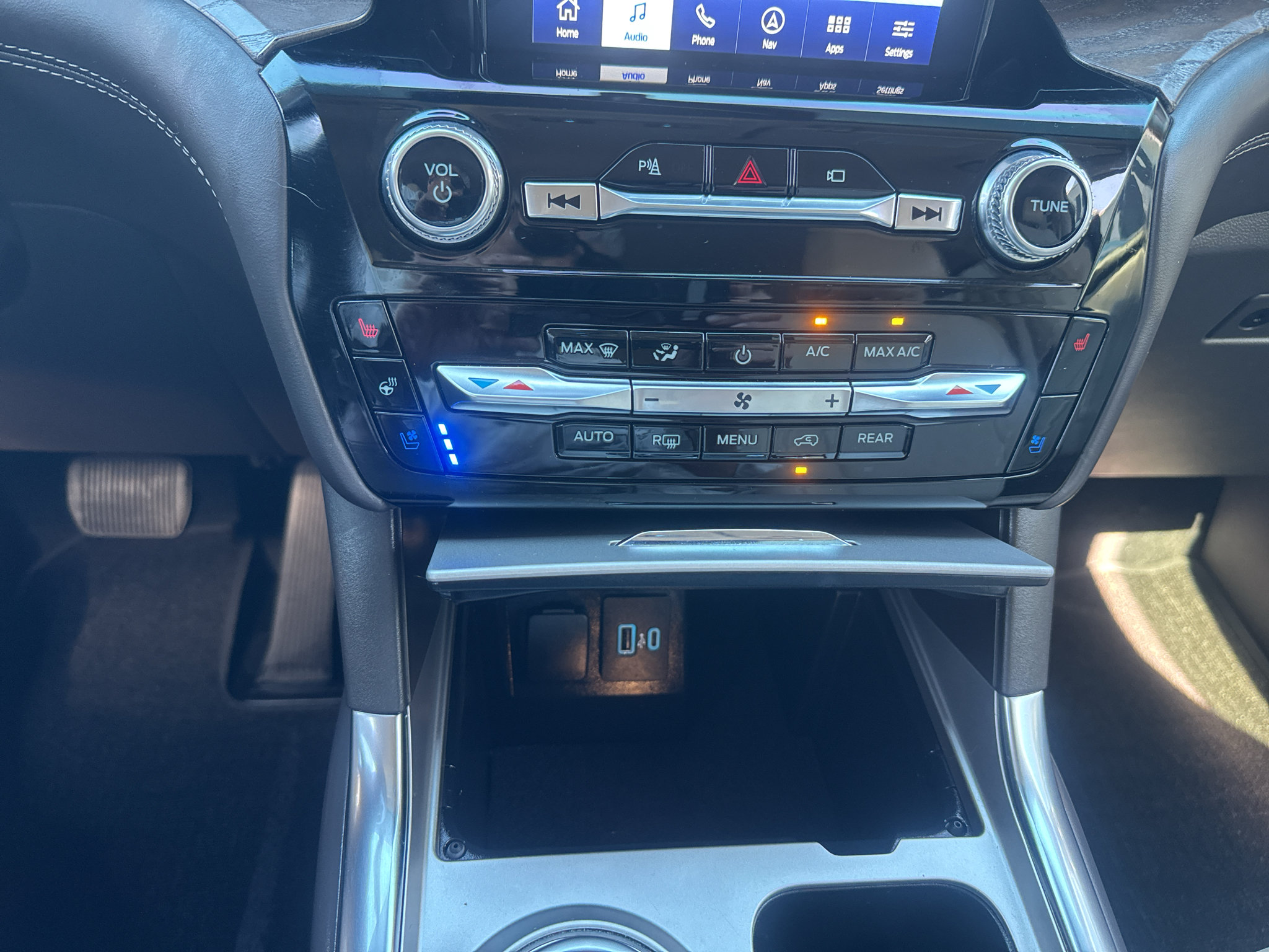 Used 2022 Ford Explorer Platinum w/ Technology Package AWD/4WD image 14