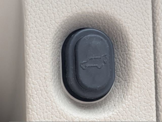 Used 2018 Cadillac Escalade Luxury image 14