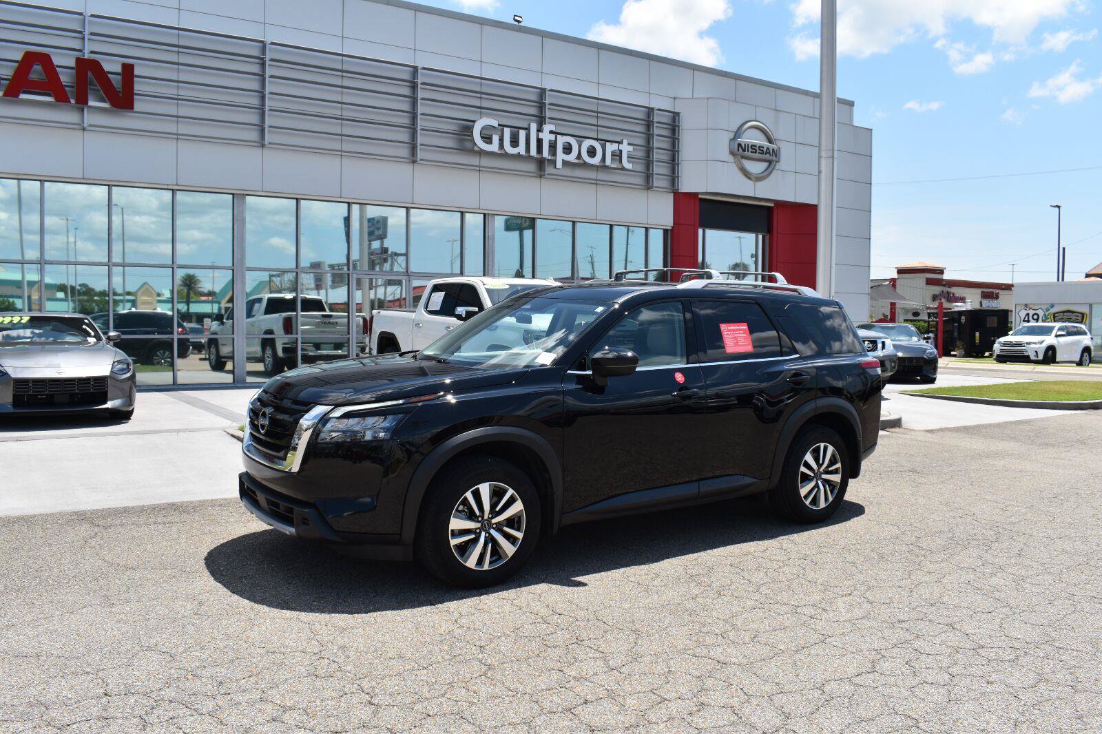 Used 2025 Nissan Pathfinder SL FWD image 2