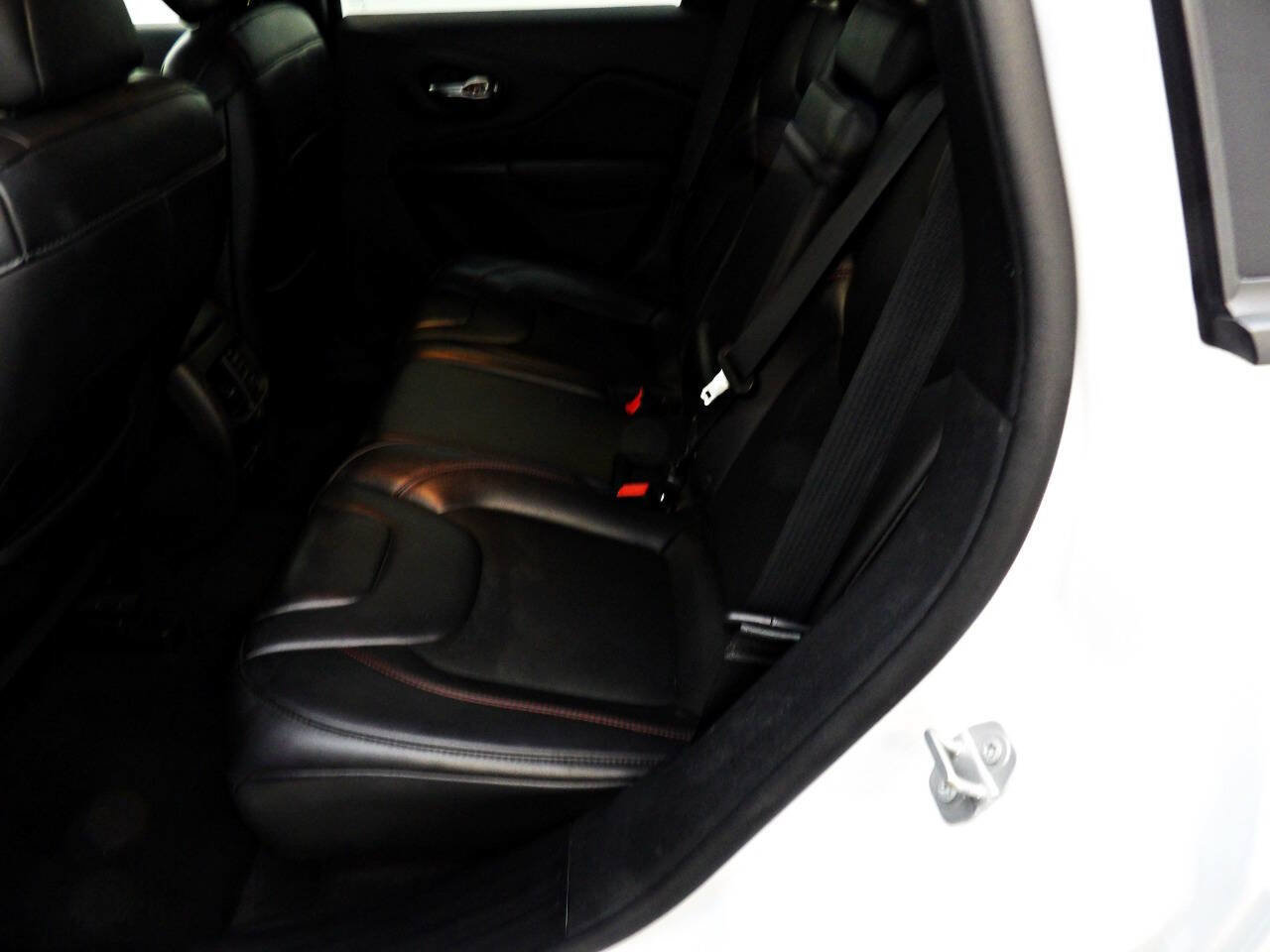Used 2019 Jeep Cherokee Trailhawk AWD/4WD image 10