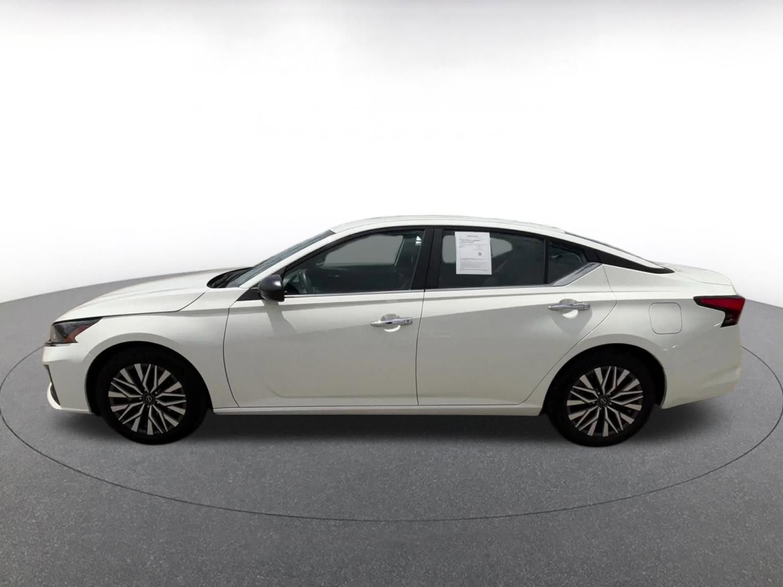 Used 2025 Nissan Altima 2.5 SV FWD image 9