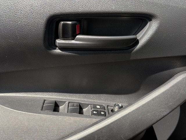 Used 2025 Toyota Corolla LE FWD image 21
