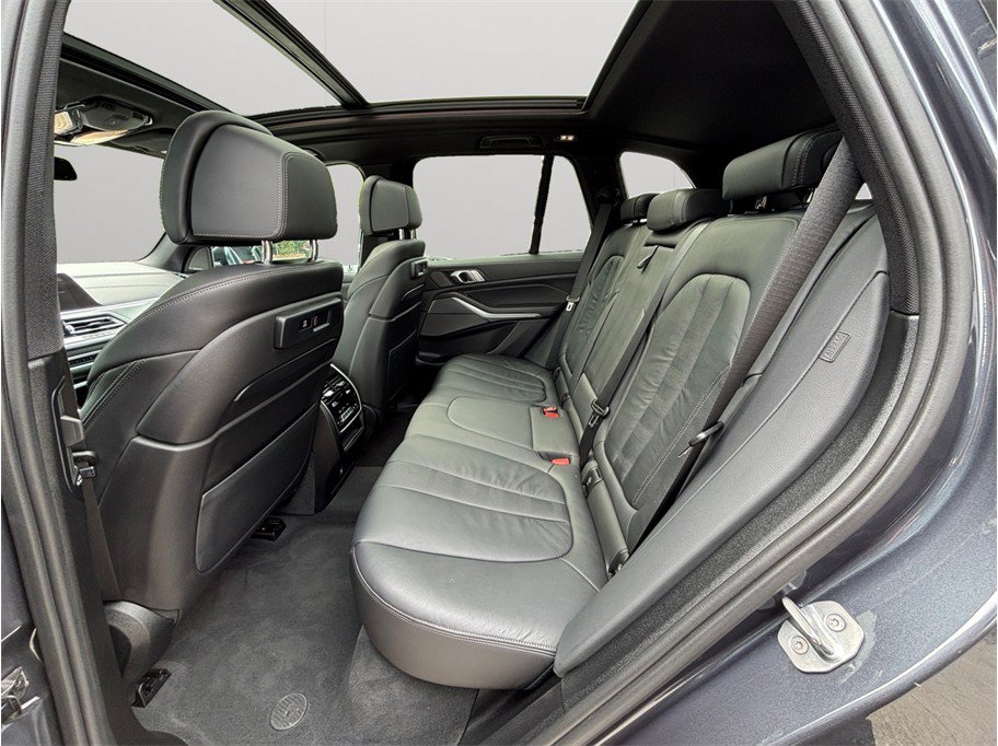 Used 2019 BMW X5 xDrive50i w/ Parking Assistance Package AWD/4WD image 41