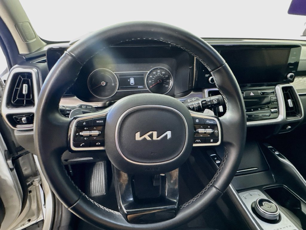 Used 2022 Kia Sorento EX w/ Panoramic Sunroof Package FWD image 11