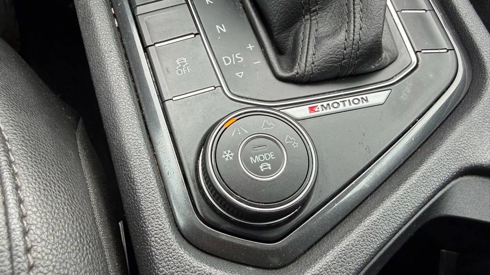 Used 2018 Volkswagen Tiguan SE w/ Panoramic Sunroof Package image 41