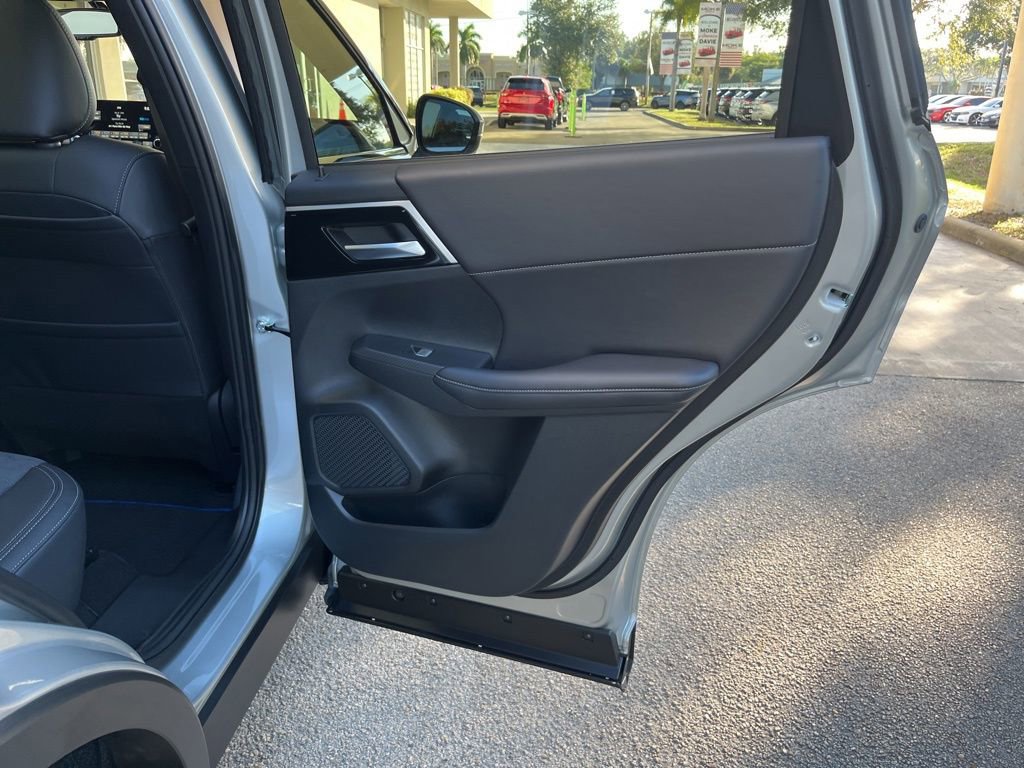 New 2025 Mitsubishi Outlander SE image 26