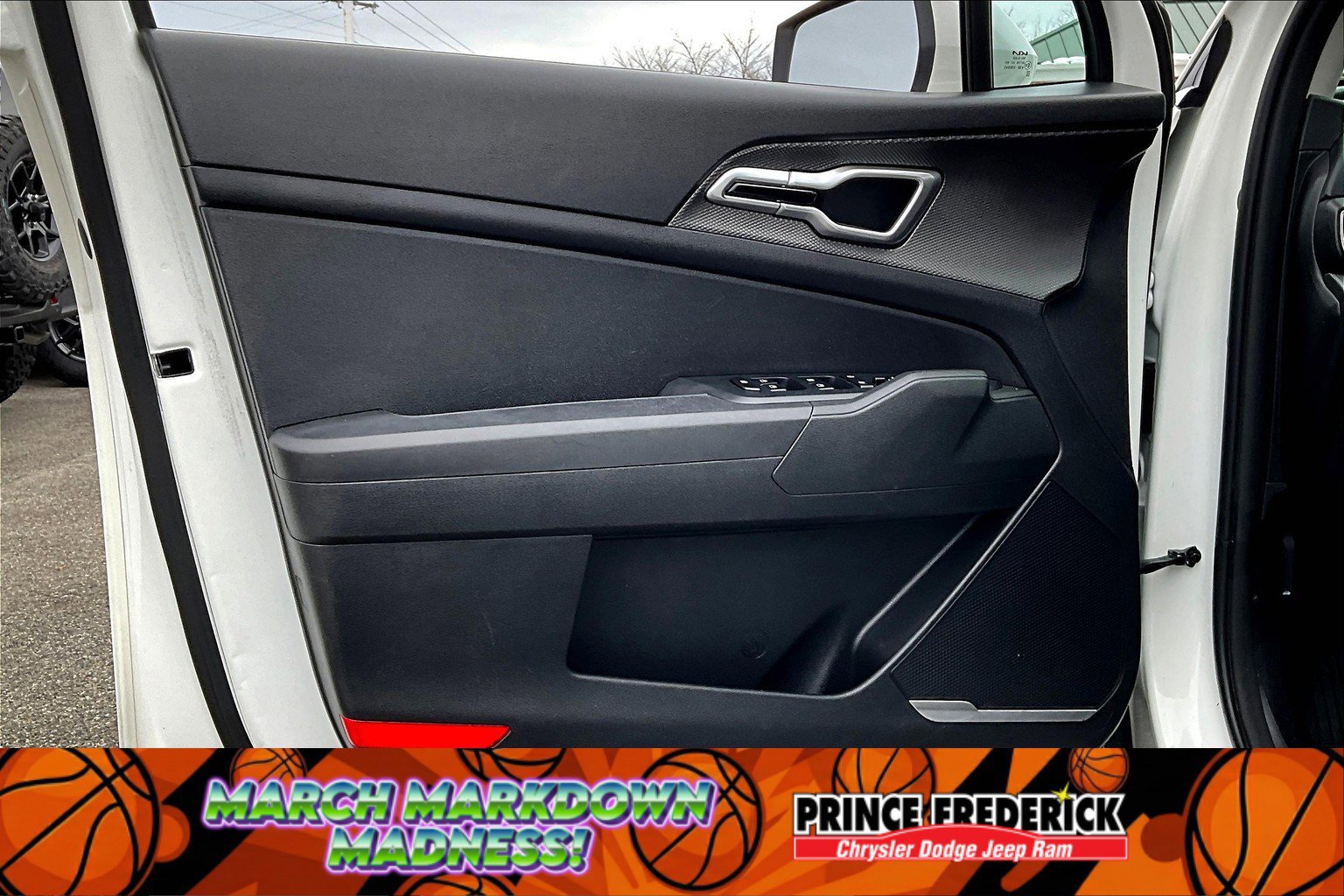 Used 2023 Kia Sportage LX image 19