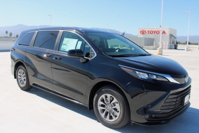 New 2026 Toyota Sienna LE FWD image 2