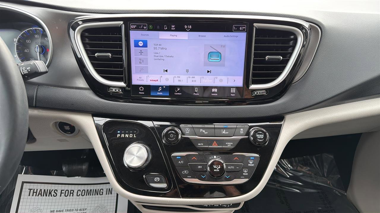 Used 2023 Chrysler Pacifica Touring-L image 19