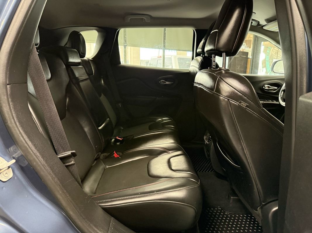 Used 2019 Jeep Cherokee Trailhawk w/ Cold Weather Group AWD/4WD image 16