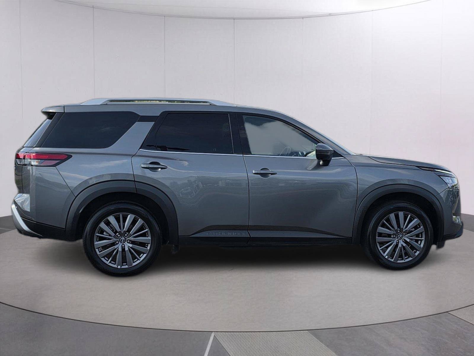 Used 2025 Nissan Pathfinder SL w/ SL Premium Package FWD image 4