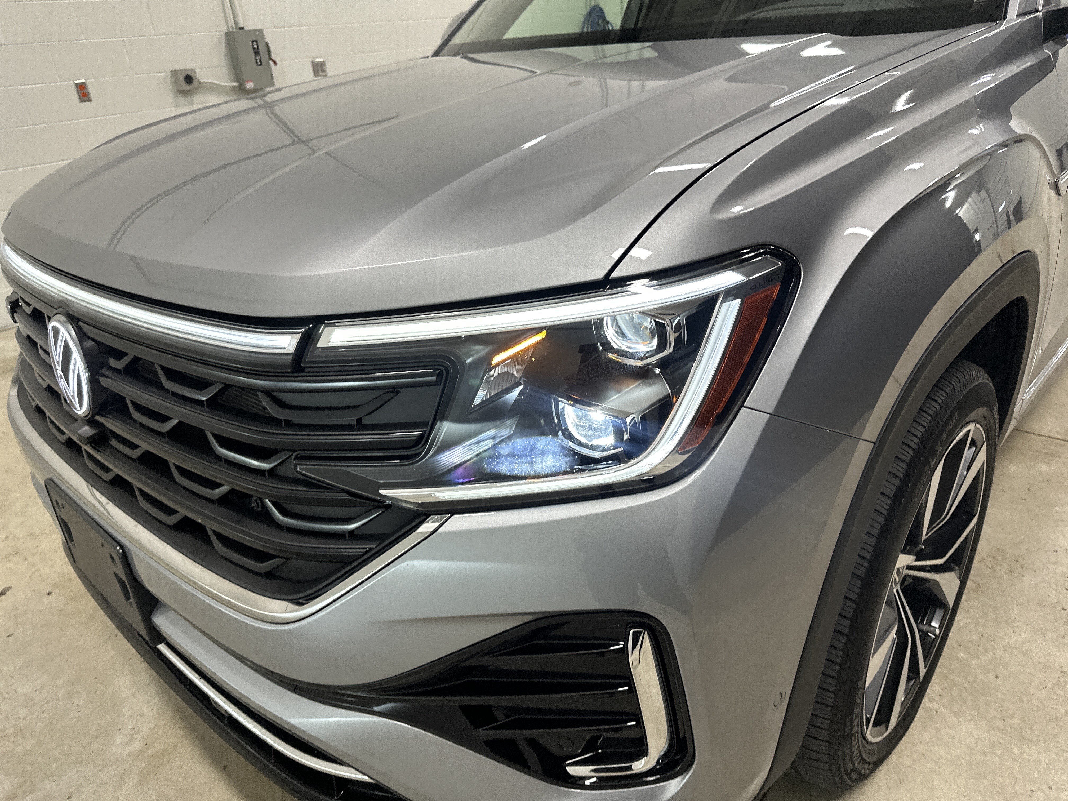 Used 2024 Volkswagen Atlas SEL Premium R-Line AWD/4WD image 6