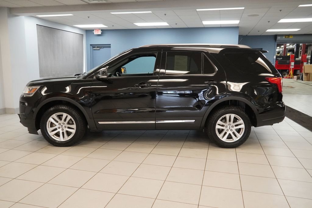 Used 2018 Ford Explorer XLT w/ Equipment Group 202A image 2
