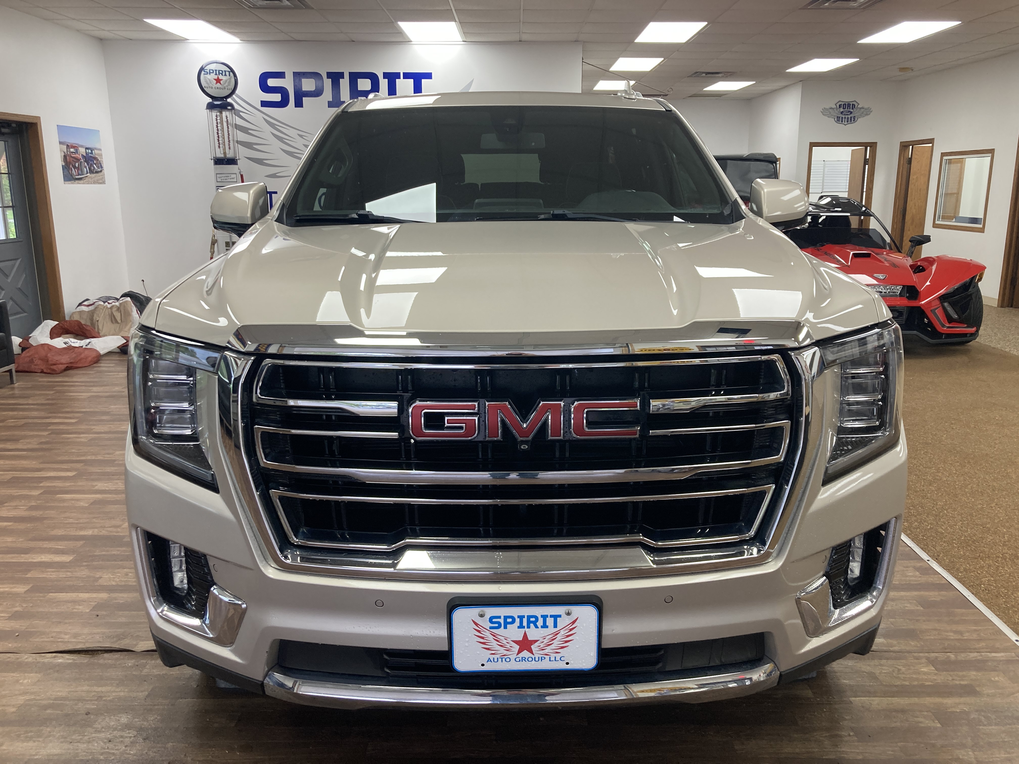 Used 2021 GMC Yukon SLT w/ SLT Premium Package AWD/4WD image 3