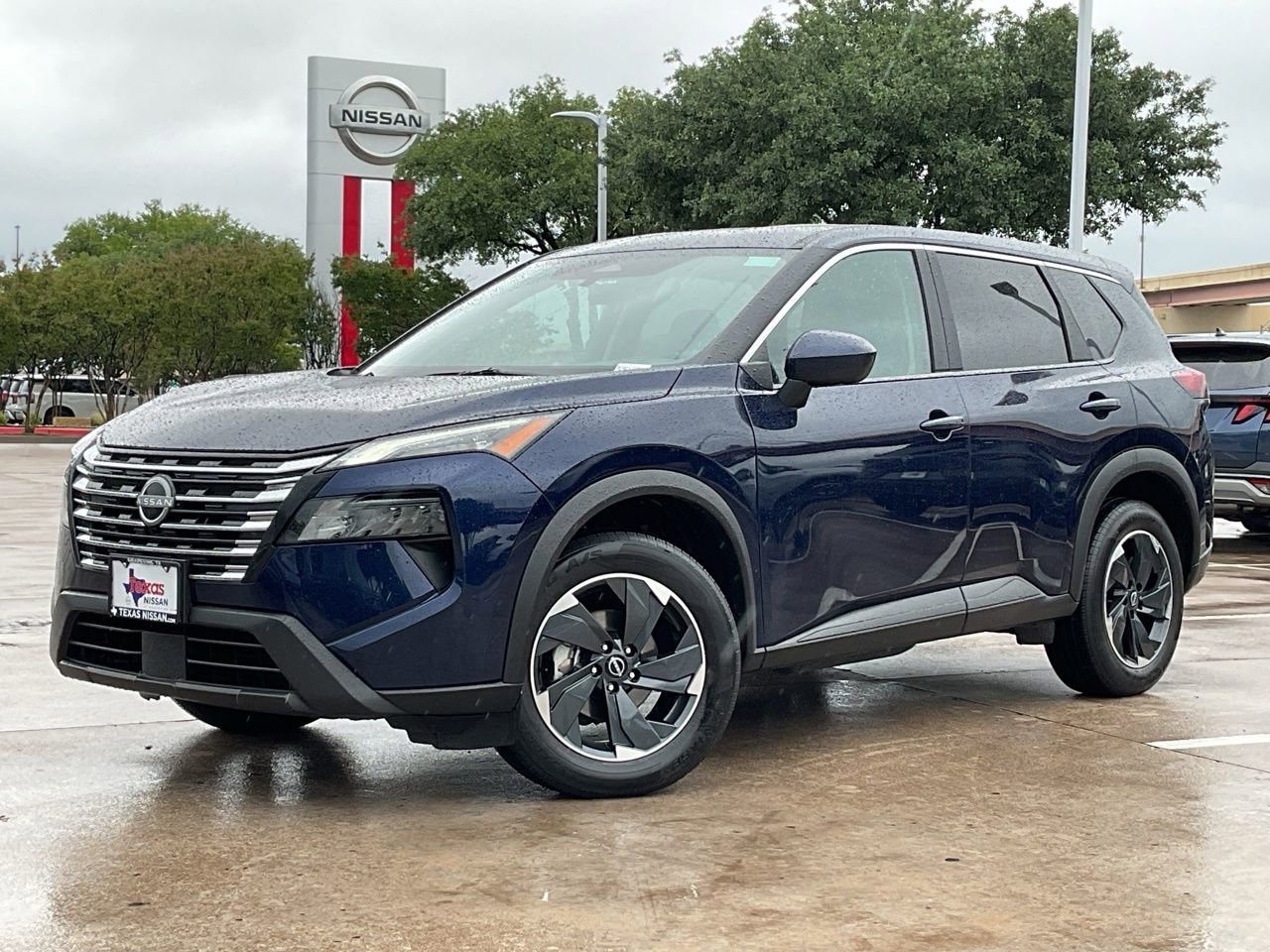Used 2025 Nissan Rogue SV FWD image 2