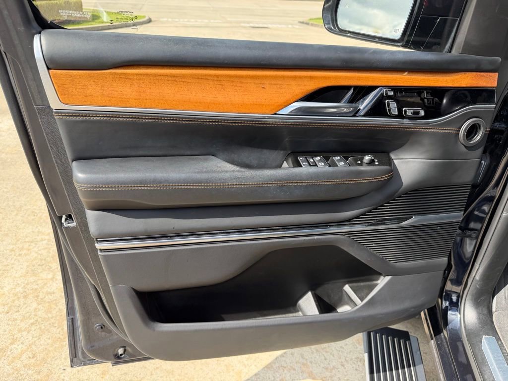 Used 2022 Jeep Grand Wagoneer Series III image 12