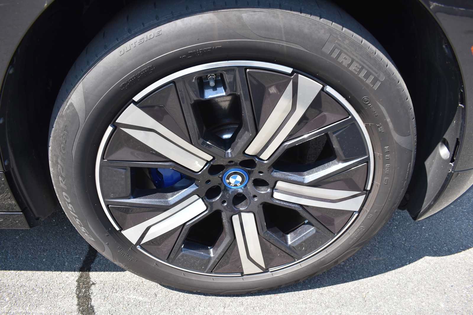Used 2024 BMW iX xDrive50 w/ Sport Package AWD/4WD image 11