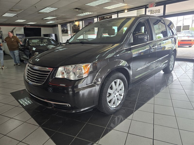 Used 2015 Chrysler Town & Country Touring w/ Driver Convenience Group FWD image 1