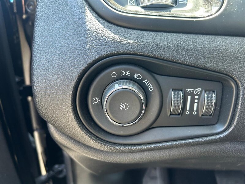 Used 2018 Jeep Renegade Altitude FWD image 18