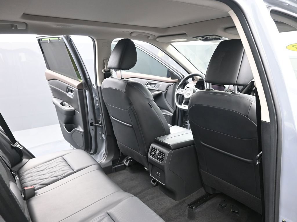 Used 2023 Nissan Rogue Platinum image 12