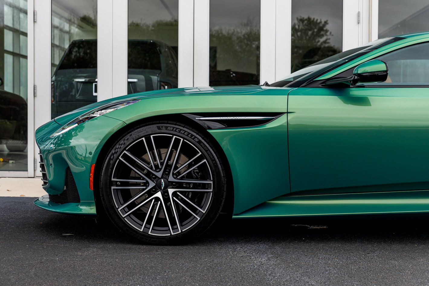 Used 2025 Aston Martin DB12 Coupe image 8