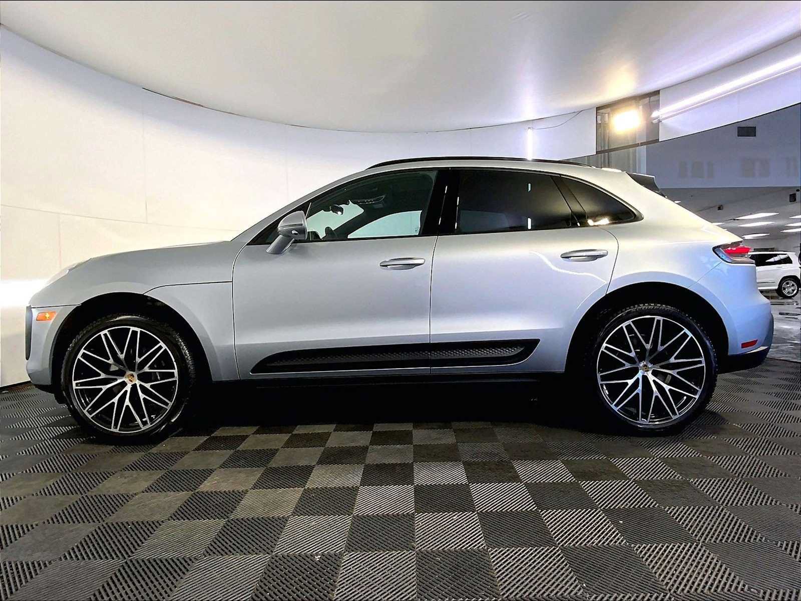 Certified 2026 Porsche Macan AWD/4WD image 2