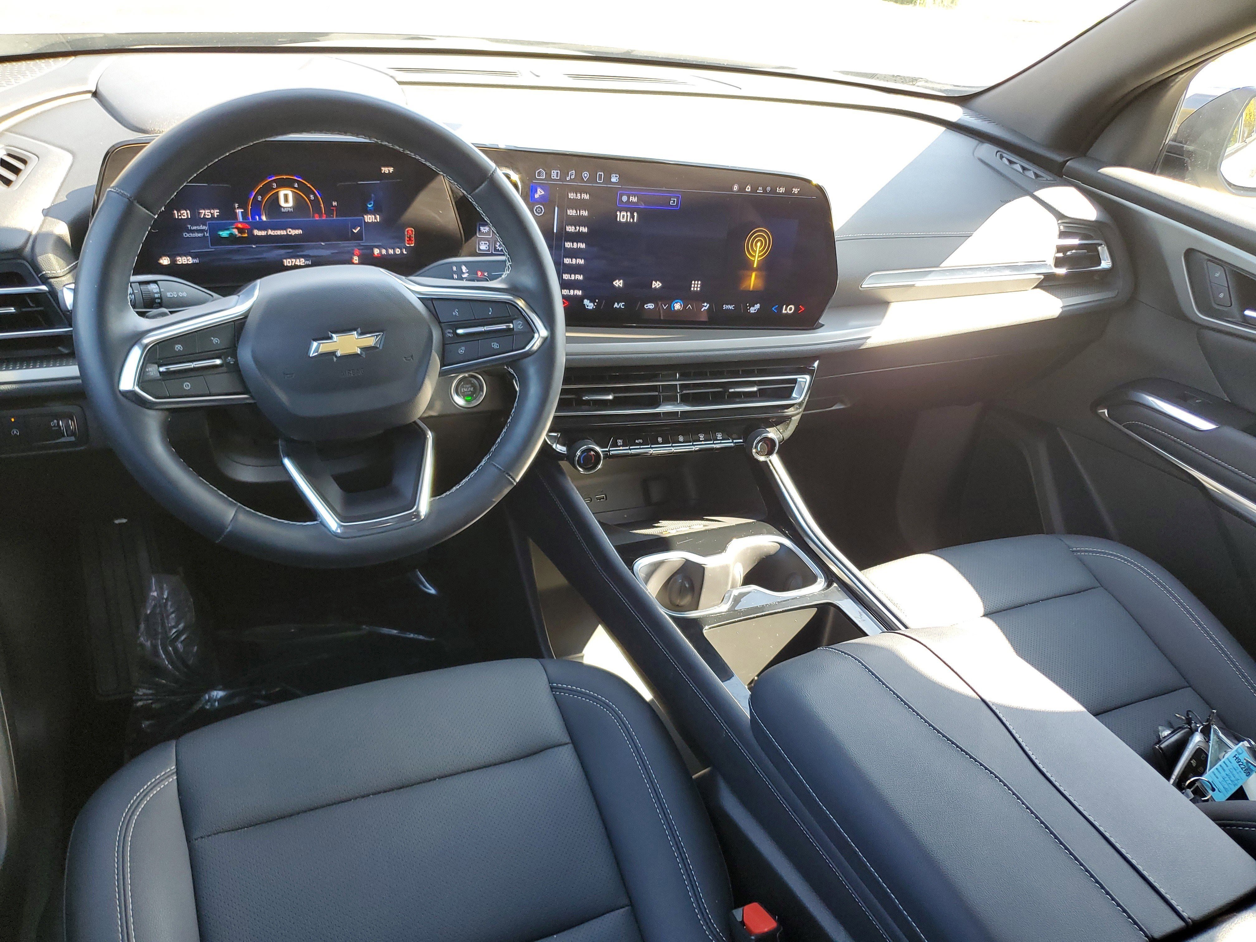 Used 2025 Chevrolet Traverse LT image 9