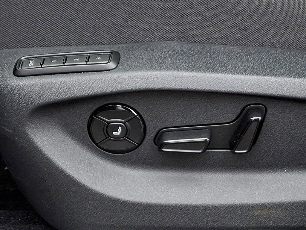 Used 2026 Volkswagen Tiguan SEL R-Line AWD/4WD image 28